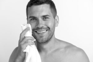 Visage peau des hommes serviette