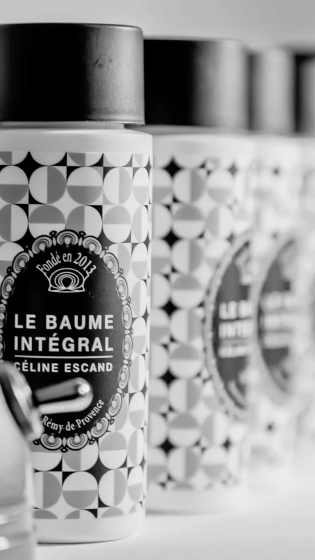 Le soin tout-en-un bio qui révolutionne votre routine beauté. Un seul produit, des bénéfices infinis 🌿
Hydrate, nourrit, régénère, protège, lisse, repulpe, illumine… Il fait tout, et il le fait bien.
 Résultat ? Une peau éclatante, ferme, redensifiée – qui attire tous les regards ✨
Créé en 2013 à Saint-Rémy-de-Provence par Céline Escand, ce soin certifié Ecocert Cosmos Bio s’adresse à toutes celles et ceux qui veulent en finir avec la surconsommation de cosmétiques.  Visage, corps, contour des yeux, soin de nuit, après-rasage, pointes de cheveux… Il s’adapte à toutes les peaux, à tous les âges, à tous les rythmes de vie.

Une formule minimaliste, 99,9 % naturelle, 100 % active 🌱 Un soin universel, sain, efficace, unisexe. À mettre entre toutes les mains, matin et soir 🌞🌚

#baume #sointoutenun #bioetefficace #cosmetiqueresponsable #skincareminimaliste #cleanbeauty #routinesimple #cosmétiquesbio
#hydratationintense #madeinprovence